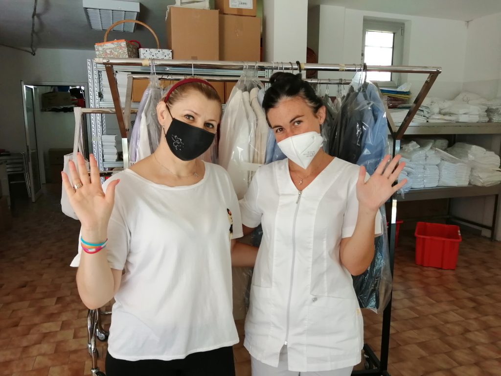 Eleonora e Rodica che lavorano presso la parte di stireria e lavanderia del Laboratorio Le Formichine